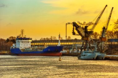 kargo gemisi gün batımında