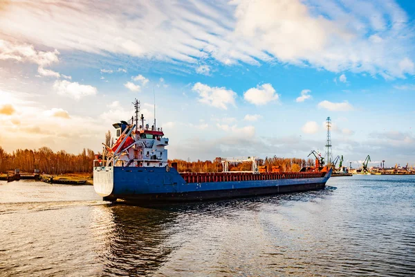 Navio no porto — Fotografia de Stock