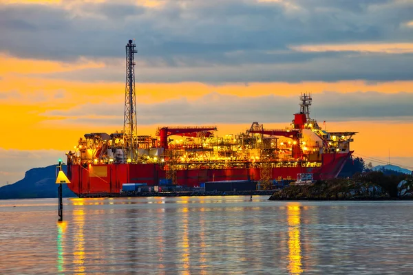 Navio ao pôr do sol em Stavanger, Noruega . — Fotografia de Stock