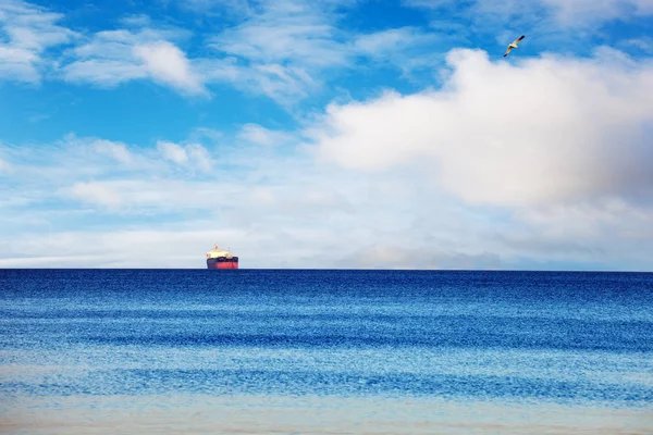 Het schip op zee — Stockfoto