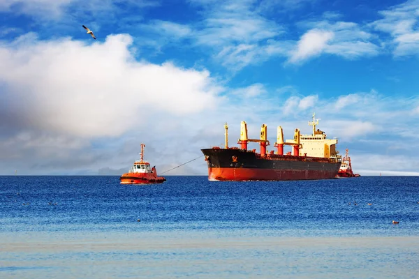 Lastfartyg och bogserbåt båten — Stockfoto