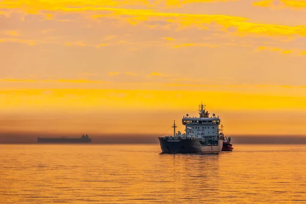 Navio-tanque e nascer do sol — Fotografia de Stock