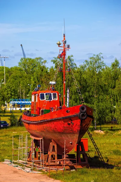 Boat in dry dock — Stock Photo, Image