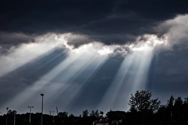Κατάμαυρα σύννεφα και ήλιο ακτίνες — Φωτογραφία Αρχείου