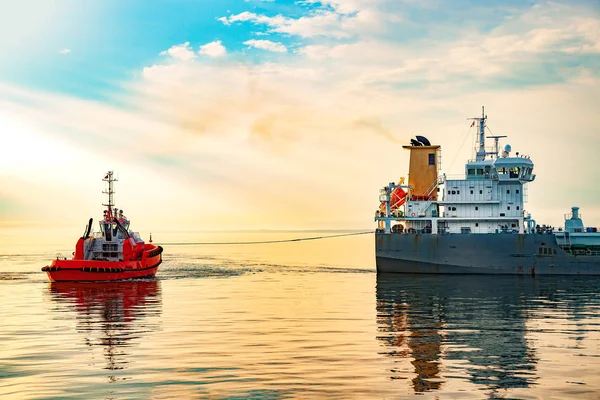 Tanker gemi ve gündoğumu — Stok fotoğraf