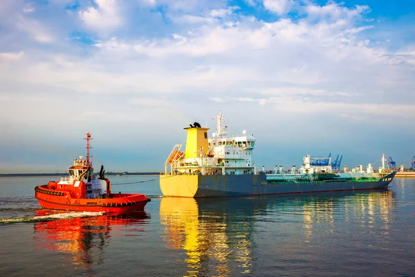 Barco con remolcador — Foto de Stock