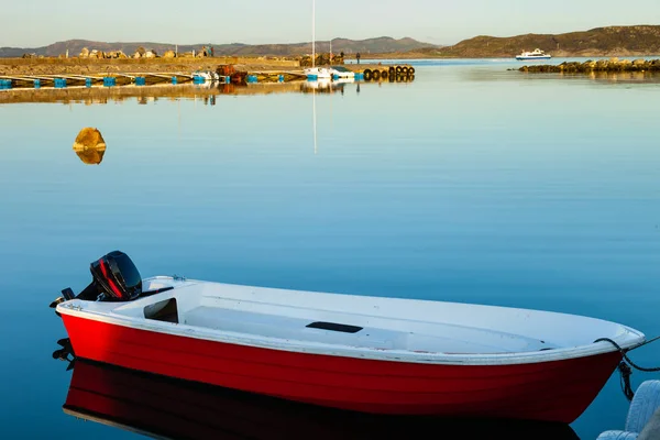 Barco solitário atracado na doca — Fotografia de Stock