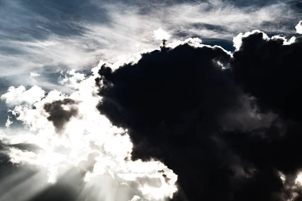 Nuvens escuras e sol — Fotografia de Stock