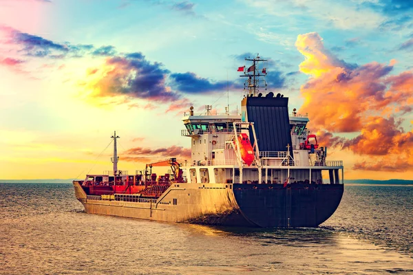 Gemi ve gün batımı — Stok fotoğraf