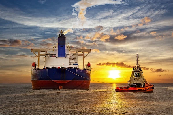 Navio-tanque e pôr-do-sol — Fotografia de Stock