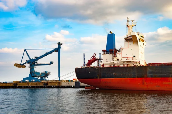 Schip in de haven — Stockfoto