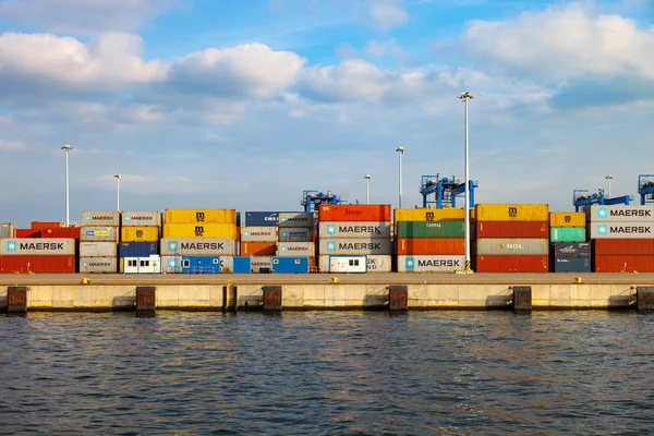 Caixas de carga, contentores no porto marítimo — Fotografia de Stock