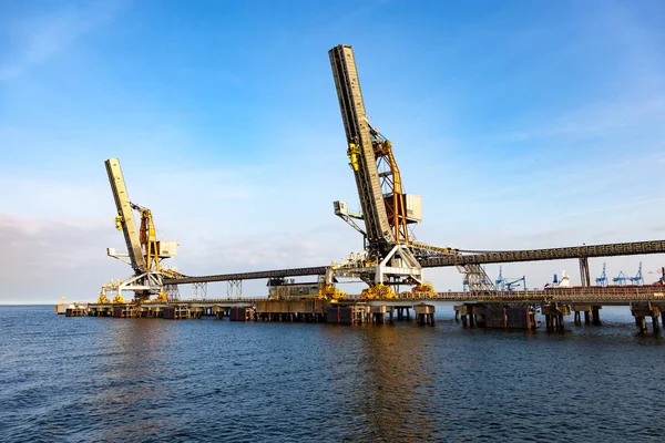 Portaalkraan in de haven — Stockfoto