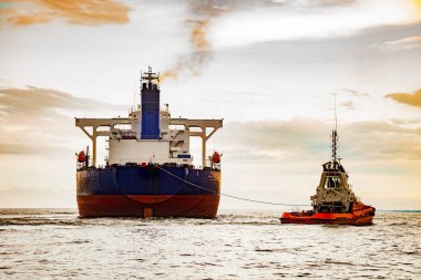 bir gemi çekme römorkör