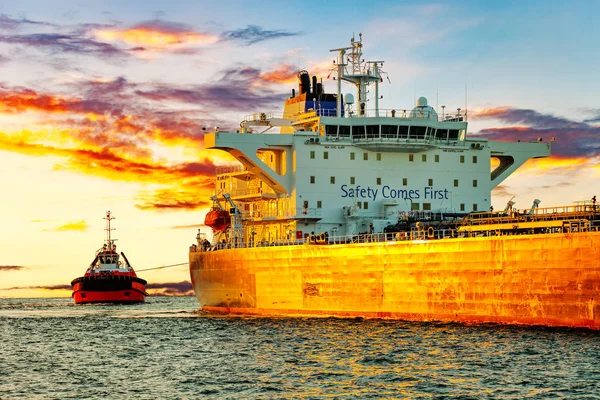 Bogserbåten bogsering ett tankfartyg — Stockfoto