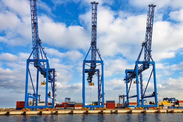 Containerterminal i hamn — Stockfoto