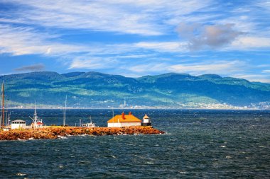 Taş iskele ile deniz manzarası