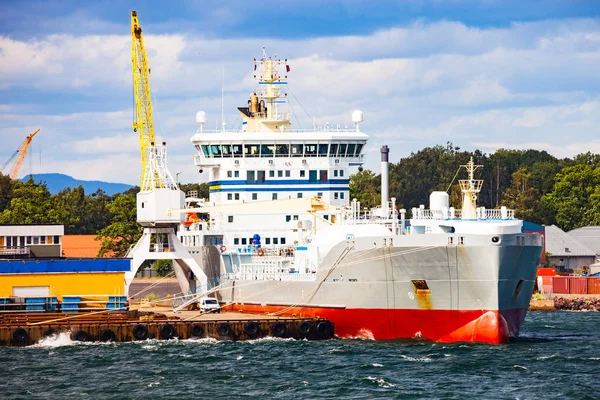 Ship at pier — Stock Photo, Image