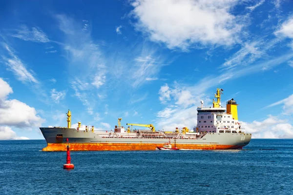 Navio com barco piloto — Fotografia de Stock