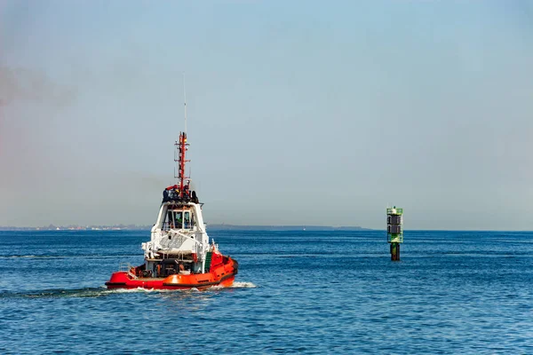 Tugboat and buoy — Stock Photo, Image