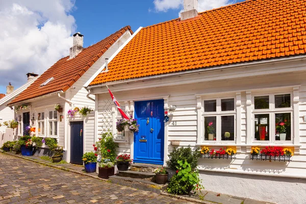 Casas de madeira velhas brancas típicas em Stavanger — Fotografia de Stock