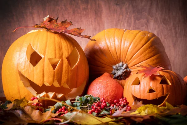 Abóboras de Halloween em folhas de outono — Fotografia de Stock