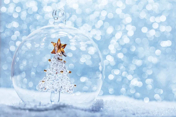 Bola de vidro de Natal na neve — Fotografia de Stock