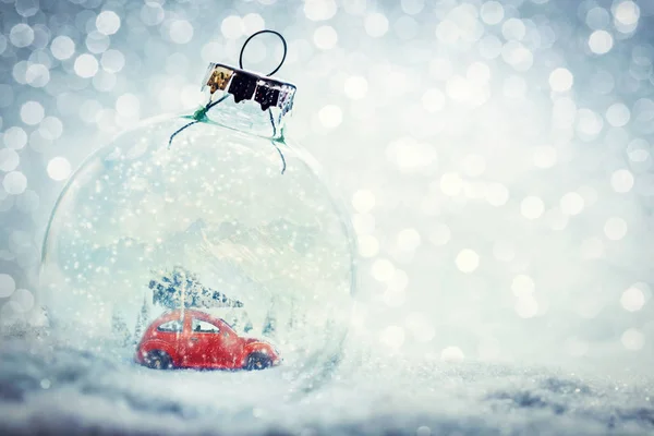 Різдвяний скляний м'яч у снігу — стокове фото