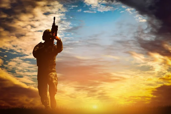 Солдат стріляє зі зброєю — стокове фото