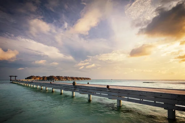 Embarcadero de madera y villas de agua — Foto de Stock