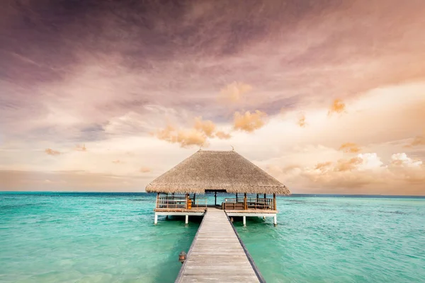 Wooden jetty leading to relaxation lodge — Stock Photo, Image