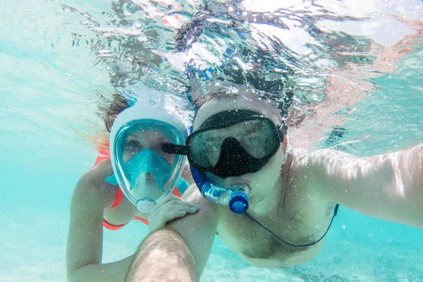 Casal tomando selfie subaquático — Fotografia de Stock