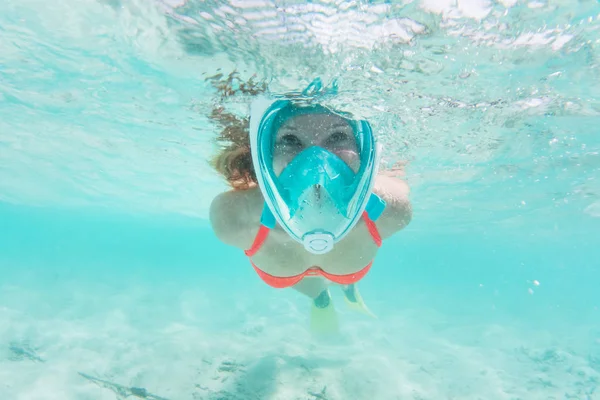 Mulher snorkeling subaquático i — Fotografia de Stock