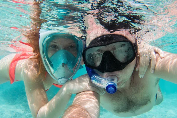 Çift alarak selfie su altında — Stok fotoğraf