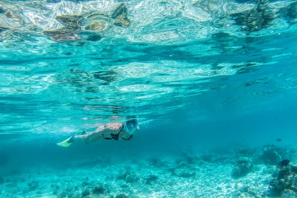 Женщина ныряет с маской под водой i — стоковое фото