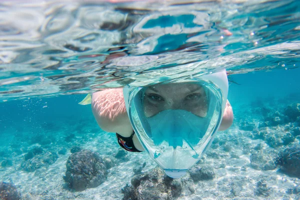 Mulher snorkeling subaquático — Fotografia de Stock