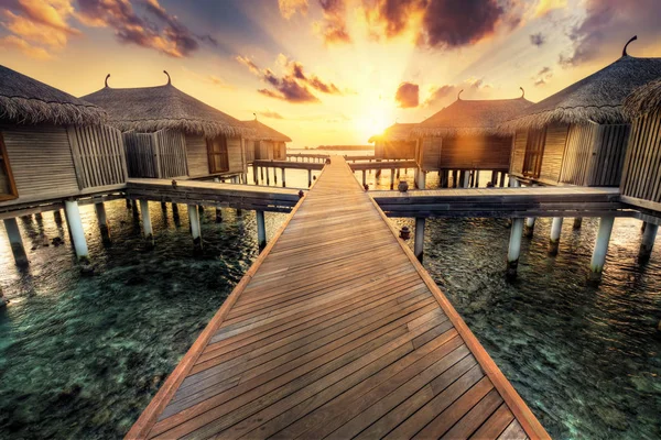 Maldiven island resort bij zonsondergang — Stockfoto