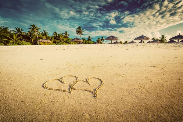 İki kalp kum üzerine çizilmiş — Stok fotoğraf