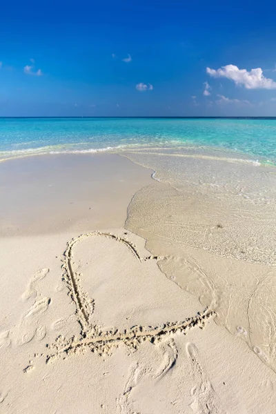 Hart getrokken op zand — Stockfoto