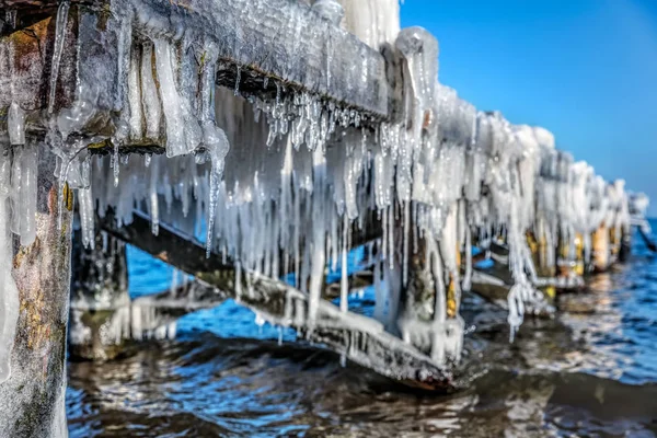 Ghiaccioli appesi sotto il tetto del molo — Foto Stock