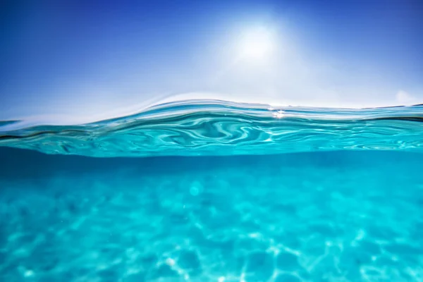 Acqua limpida e cielo soleggiato blu — Foto Stock