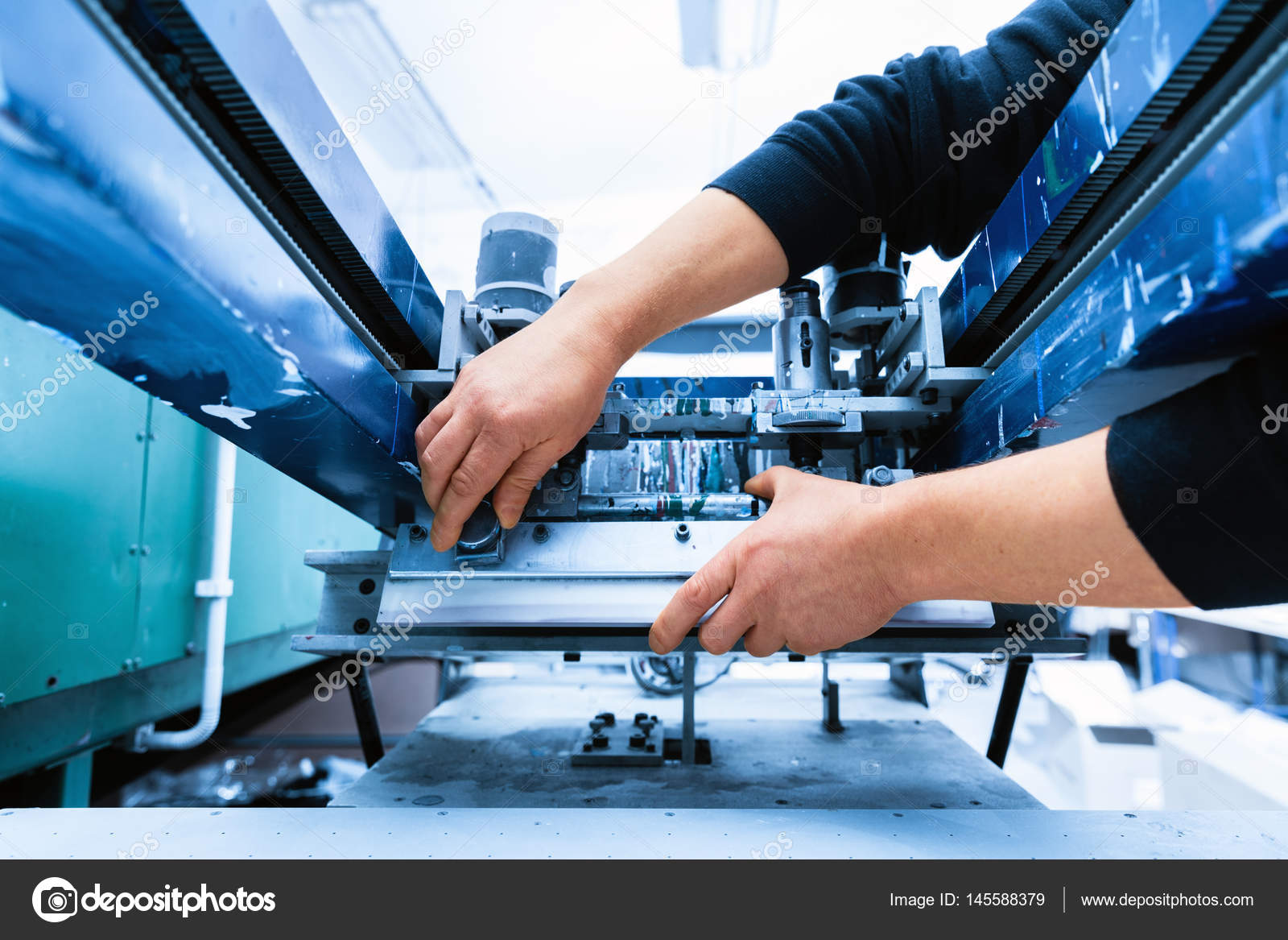 Worker preparing print screening machine — Stock Photo © Photocreo