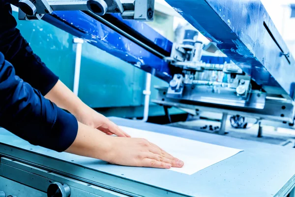 Worker preparing print screening  machine — Stock Photo, Image