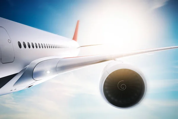 Avião de passageiros voando ao sol — Fotografia de Stock