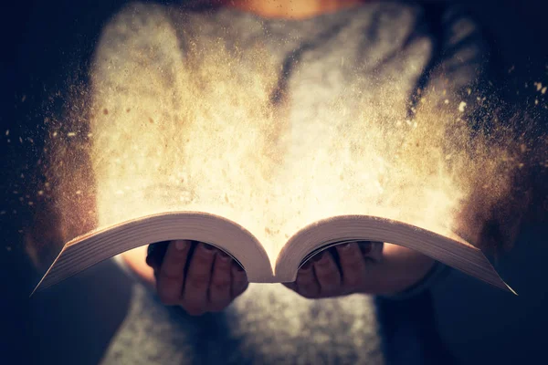 Vrouw met een open boek — Stockfoto