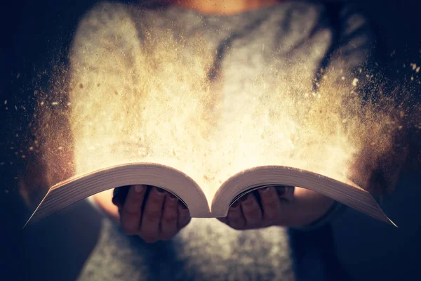 Mulher segurando um livro aberto — Fotografia de Stock