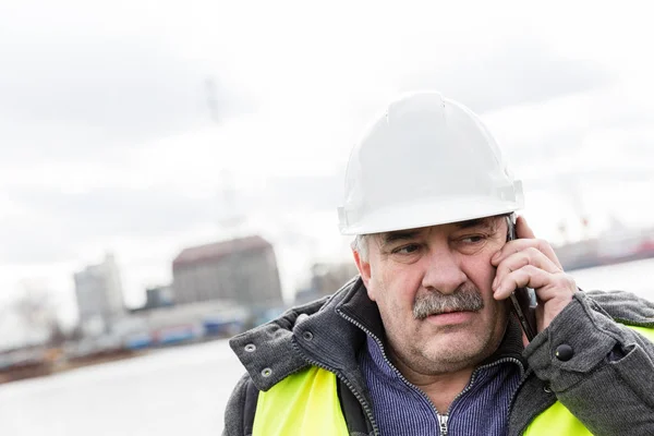 Leitender Ingenieur Bauunternehmer telefoniert — Stockfoto