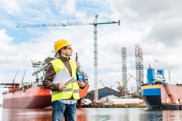 Inżynier budownictwa okrętowego stojąc w dockside — Zdjęcie stockowe