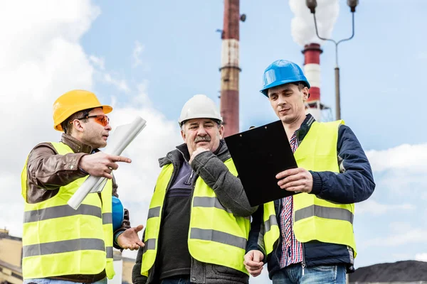 Ingegneri che esaminano la centrale termoelettrica . — Foto Stock