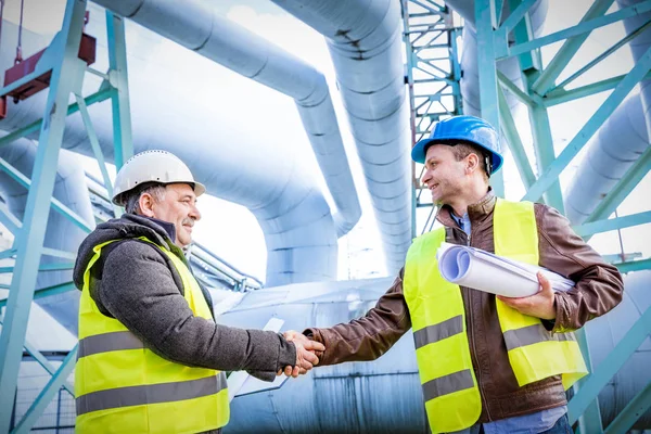 Oil refinery engineers handshake — Stock Photo, Image